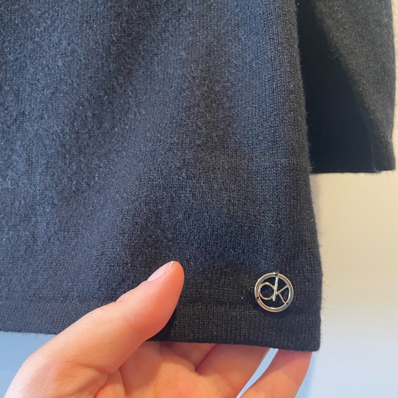 100% Cashmere Calvin Klein Off-the-Shoulder Black Sweater - Picture 3 of 6